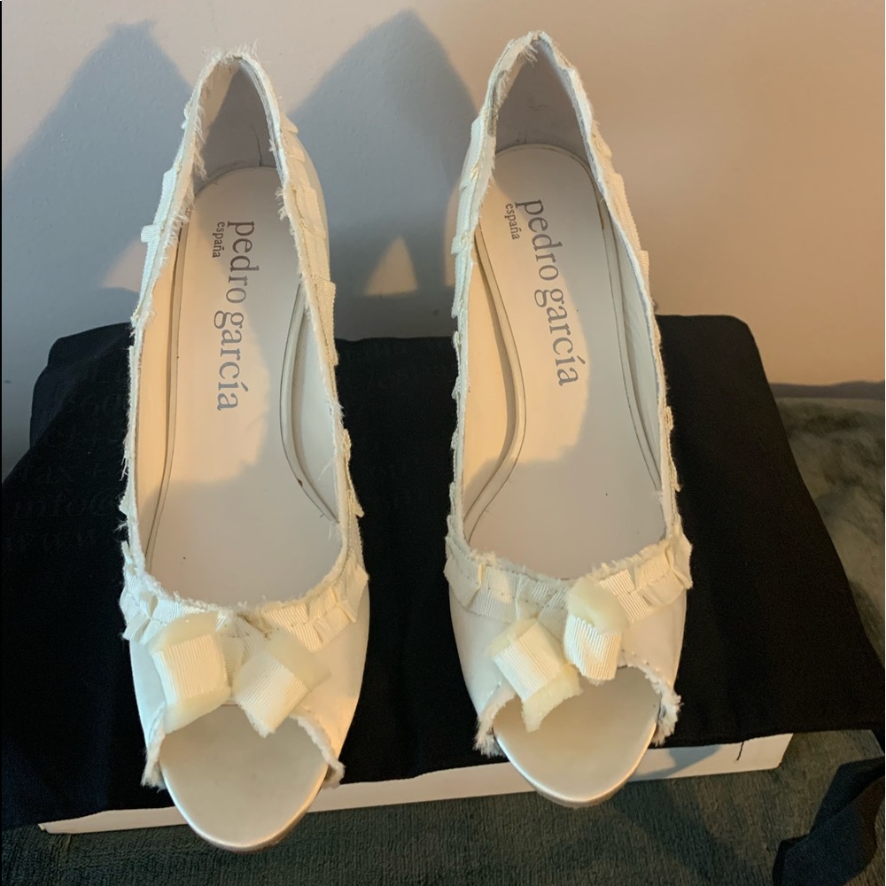 Women’s satin pumps